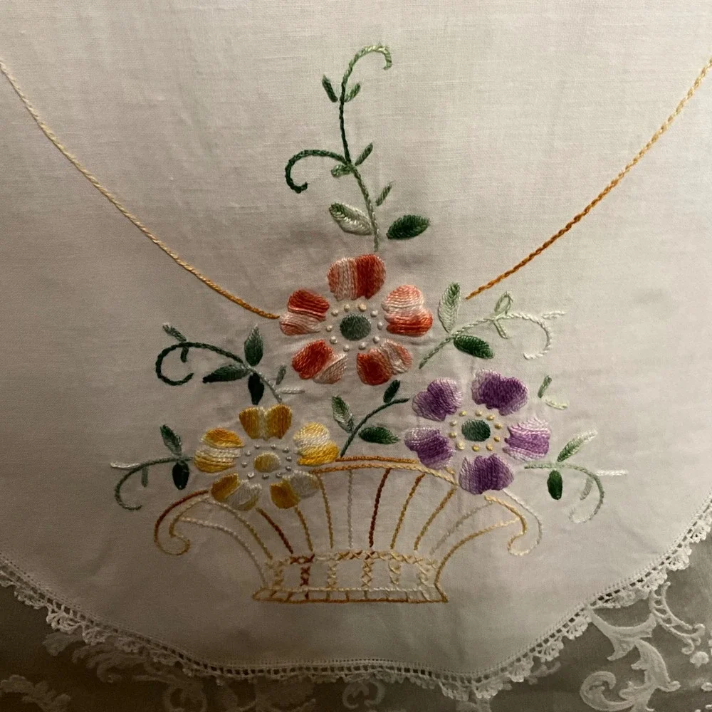 Vintage Embroidered Table Runner Floral Lace Trim‎ Cream Vintage Farmhouse Decor